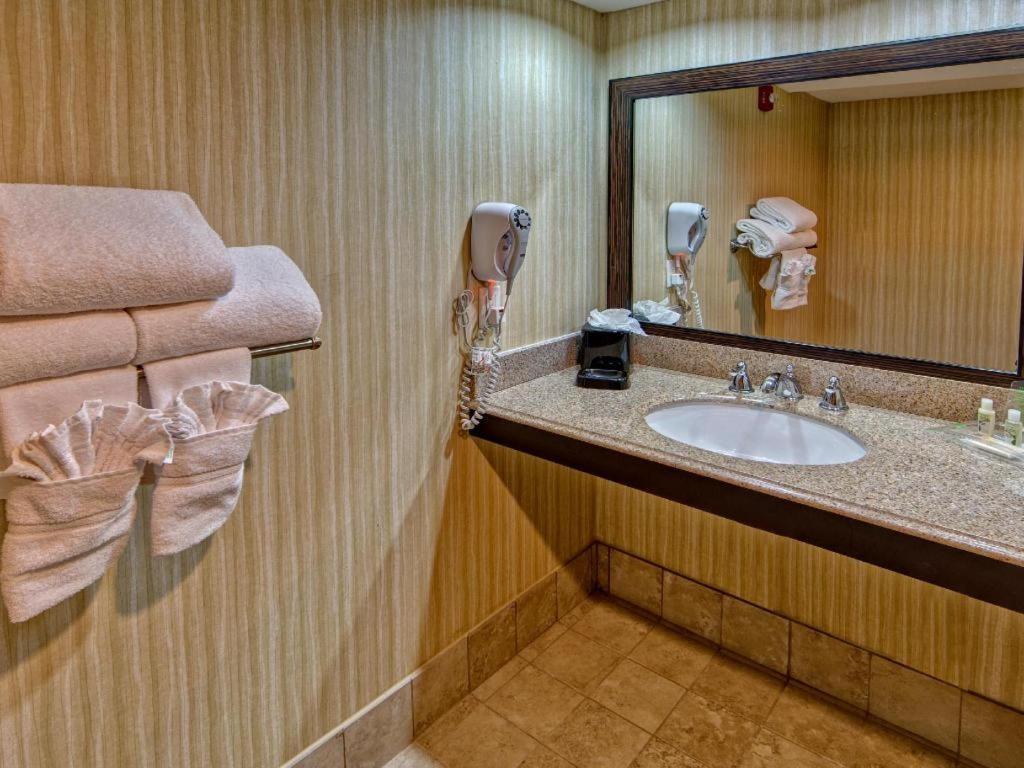 Clarion Hotel & Suites Conference Center Memphis Airport Bagian luar foto