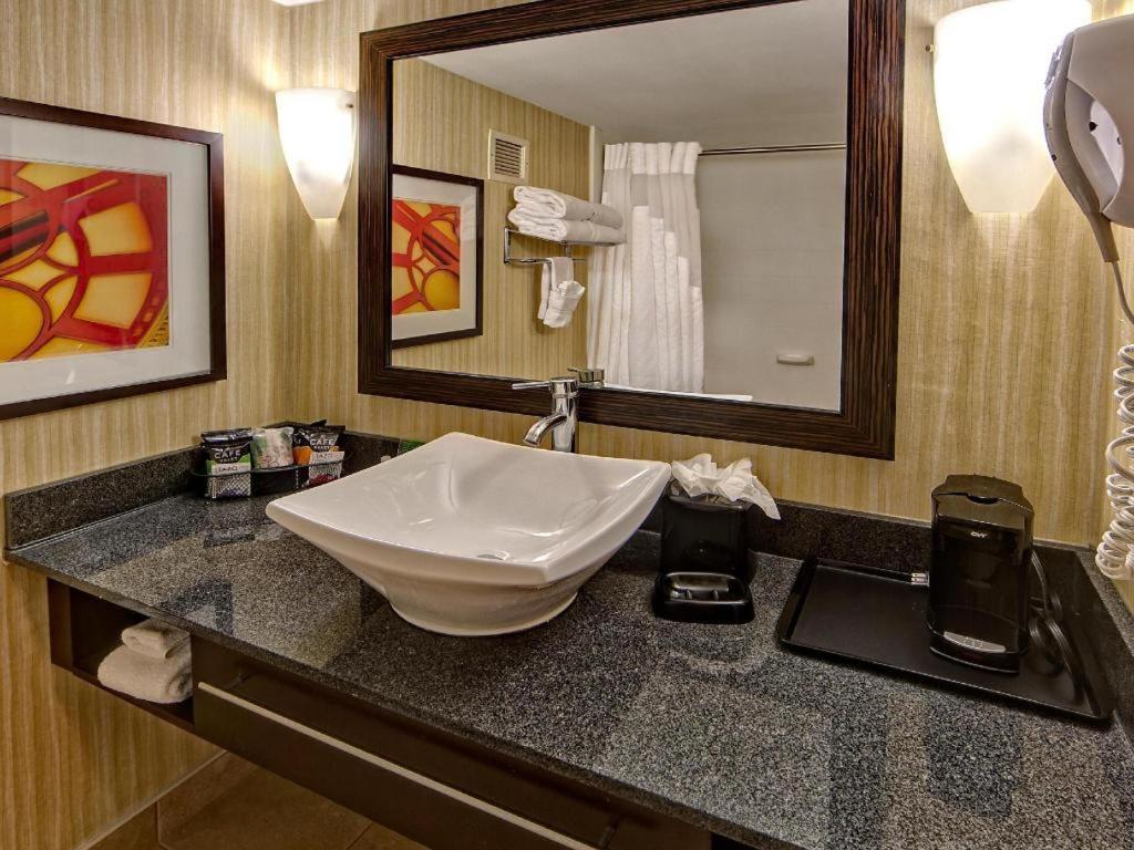 Clarion Hotel & Suites Conference Center Memphis Airport Bagian luar foto