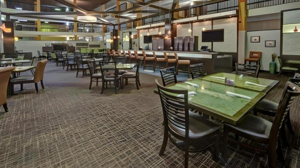 Clarion Hotel & Suites Conference Center Memphis Airport Bagian luar foto