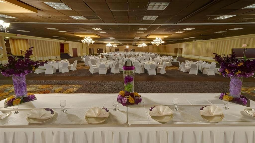 Clarion Hotel & Suites Conference Center Memphis Airport Bagian luar foto
